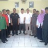 Cawabup Kuningan berfoto bersama dengan panlih Cawabup DPRD seusai pendaftaran.